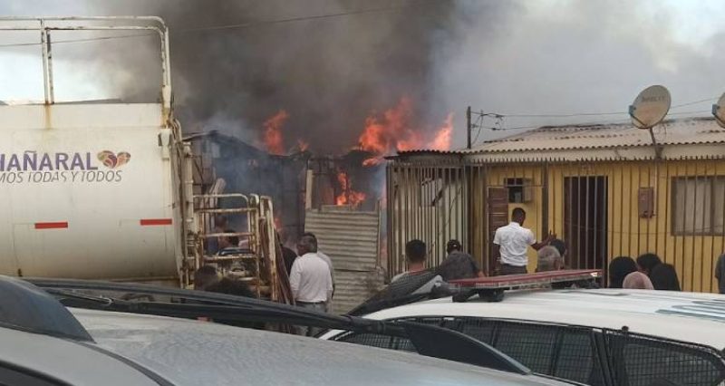 Incendio estructural afecta cuatro viviendas en Chañaral