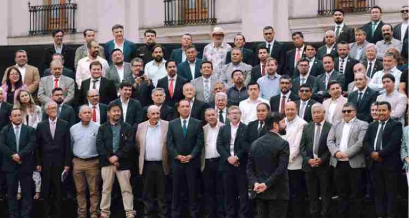 Alcalde de Copiapó se reúne con ediles en La Moneda