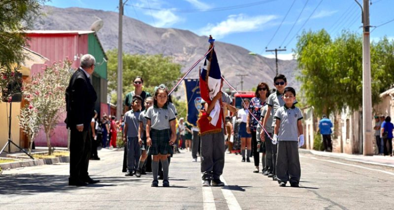 Desfile cívico inicia celebraciones de aniversario en Tierra Amarilla